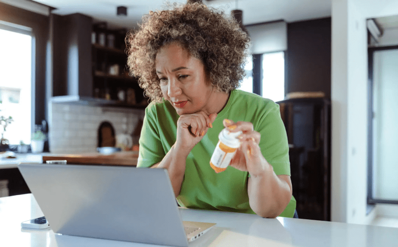 A women using the laptop